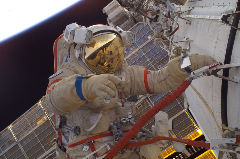 Illustration for article titled El satélite más espeluznante de la historia fue esta silueta de un astronauta vagando por el espacio